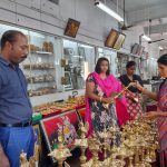 தஞ்சாவூர் பூம்புகார் விற்பனை நிலையத்தில் கார்த்திகை தீப திருவிழா விளக்குகள் கண்காட்சி