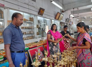 தஞ்சாவூர் பூம்புகார் விற்பனை நிலையத்தில் கார்த்திகை தீப திருவிழா விளக்குகள் கண்காட்சி