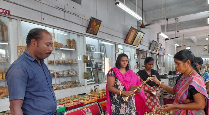 தஞ்சாவூர் பூம்புகார் விற்பனை நிலையத்தில் கார்த்திகை தீப திருவிழா விளக்குகள் கண்காட்சி