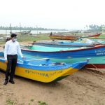 நிவர் புயல் முன்னெச்சரிக்கை நடவடிக்கை களை மூன்று கிலோமீட்டர் தூரம் நடந்து சென்று ஆய்வு செய்த தஞ்சை மாவட்ட ஆட்சியர்