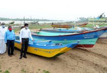 நிவர் புயல் முன்னெச்சரிக்கை நடவடிக்கை களை மூன்று கிலோமீட்டர் தூரம் நடந்து சென்று ஆய்வு செய்த தஞ்சை மாவட்ட ஆட்சியர்