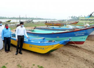 நிவர் புயல் முன்னெச்சரிக்கை நடவடிக்கை களை மூன்று கிலோமீட்டர் தூரம் நடந்து சென்று ஆய்வு செய்த தஞ்சை மாவட்ட ஆட்சியர்