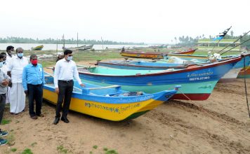 நிவர் புயல் முன்னெச்சரிக்கை நடவடிக்கை களை மூன்று கிலோமீட்டர் தூரம் நடந்து சென்று ஆய்வு செய்த தஞ்சை மாவட்ட ஆட்சியர்