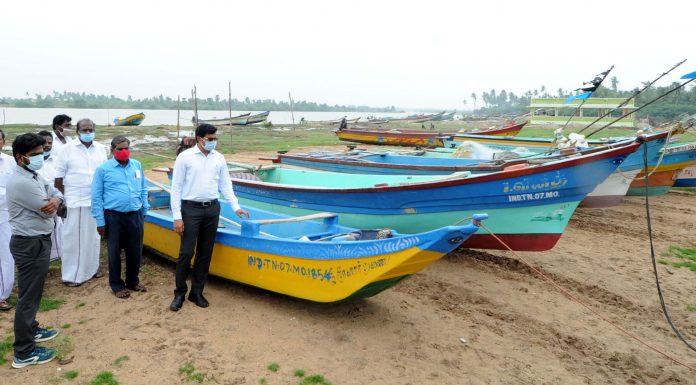 நிவர் புயல் முன்னெச்சரிக்கை நடவடிக்கை களை மூன்று கிலோமீட்டர் தூரம் நடந்து சென்று ஆய்வு செய்த தஞ்சை மாவட்ட ஆட்சியர்