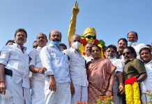 முன்னாள் முதல்வர் எம்ஜிஆரின் நினைவு நாளை முன்னிட்டு தஞ்சாவூரில் அதிமுகவினர் அஞ்சலி