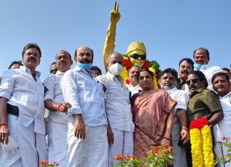 முன்னாள் முதல்வர் எம்ஜிஆரின் நினைவு நாளை முன்னிட்டு தஞ்சாவூரில் அதிமுகவினர் அஞ்சலி