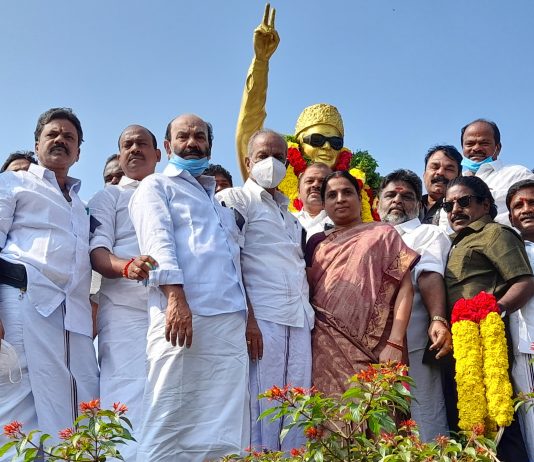 முன்னாள் முதல்வர் எம்ஜிஆரின் நினைவு நாளை முன்னிட்டு தஞ்சாவூரில் அதிமுகவினர் அஞ்சலி