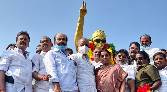 முன்னாள் முதல்வர் எம்ஜிஆரின் நினைவு நாளை முன்னிட்டு தஞ்சாவூரில் அதிமுகவினர் அஞ்சலி