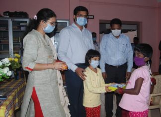 தஞ்சாவூரில் ஆதரவற்ற குழந்தைகளுடன் புத்தாண்டு கொண்டாடிய மாவட்ட ஆட்சியர்