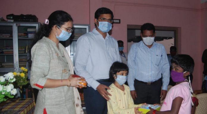 தஞ்சாவூரில் ஆதரவற்ற குழந்தைகளுடன் புத்தாண்டு கொண்டாடிய மாவட்ட ஆட்சியர்