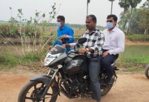 நெற்பயிர் பாதிப்பை இரண்டு சக்கர வாகனத்தில் சென்று பார்வையிட்ட மாவட்ட ஆட்சியர்