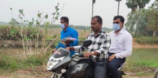 நெற்பயிர் பாதிப்பை இரண்டு சக்கர வாகனத்தில் சென்று பார்வையிட்ட மாவட்ட ஆட்சியர்