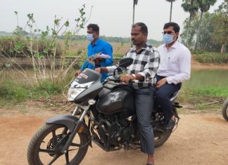 நெற்பயிர் பாதிப்பை இரண்டு சக்கர வாகனத்தில் சென்று பார்வையிட்ட மாவட்ட ஆட்சியர்