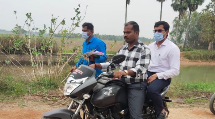 நெற்பயிர் பாதிப்பை இரண்டு சக்கர வாகனத்தில் சென்று பார்வையிட்ட மாவட்ட ஆட்சியர்