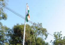 தஞ்சாவூரில் தேசிய கொடியினை மாவட்ட ஆட்சியர் கோவிந்தராவ் ஏற்றி வைத்து மரியாதை