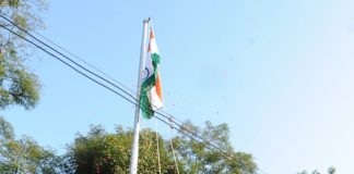 தஞ்சாவூரில் தேசிய கொடியினை மாவட்ட ஆட்சியர் கோவிந்தராவ் ஏற்றி வைத்து மரியாதை