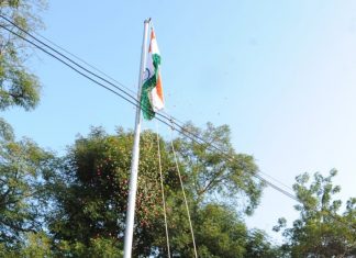 தஞ்சாவூரில் தேசிய கொடியினை மாவட்ட ஆட்சியர் கோவிந்தராவ் ஏற்றி வைத்து மரியாதை