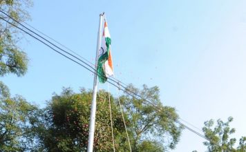 தஞ்சாவூரில் தேசிய கொடியினை மாவட்ட ஆட்சியர் கோவிந்தராவ் ஏற்றி வைத்து மரியாதை