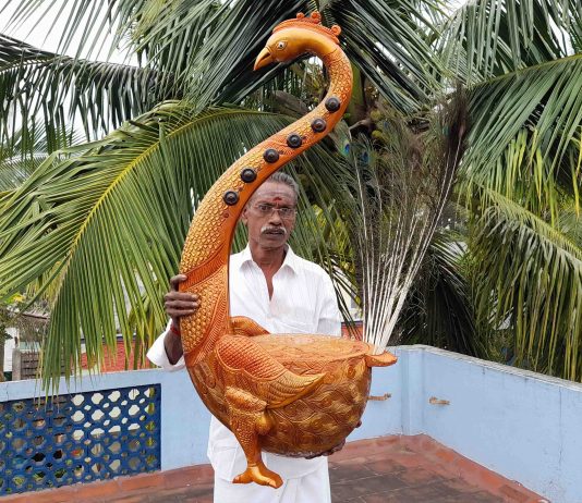 தஞ்சாவூரில் புதுமை,மன்னர்கள் காலத்தில் பயன்படுத்திய மயூரி யாழ் வடிவமைப்பு.