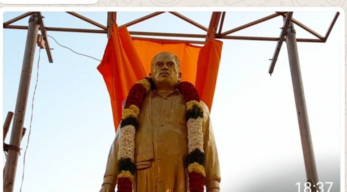 தமிழகத்தில் முதன் முறையாக குருவிற்கு நன்றி கடன் செலுத்திய மாணவர்கள்