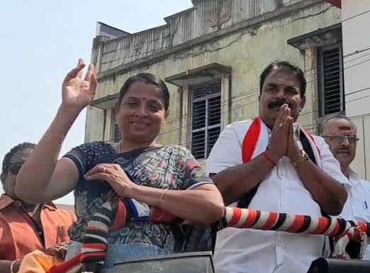 அதிமுக வேட்பாளர் வாக்கு சேகரித்து பிரமாண்ட பேரணி