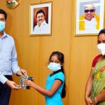 தந்தையின் நினைவு தின சேமிப்பு பணத்தை தானம் செய்த சிறுமி