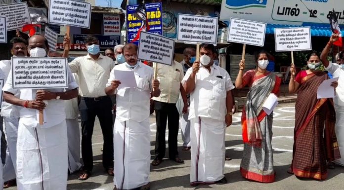 நீட் தேர்வை ரத்து செய்ய வேண்டும் பெட்ரோல் டீசல் விலையை குறைக்க வேண்டும் உள்ளிட்ட கோரிக்கைகளை வலியுறுத்தி தஞ்சாவூரில் அதிமுகவினர் ஆர்பாட்டம்
