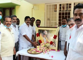 முன்னாள் முதல்வர் மு.கருணாநிதி நினைவு நாள், தஞ்சையில் திமுகவினர் மலர் தூவி மரியாதை