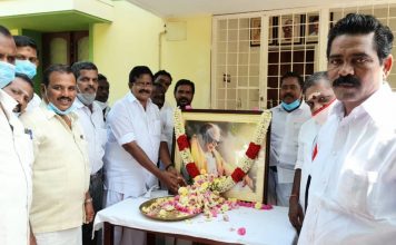 முன்னாள் முதல்வர் மு.கருணாநிதி நினைவு நாள், தஞ்சையில் திமுகவினர் மலர் தூவி மரியாதை