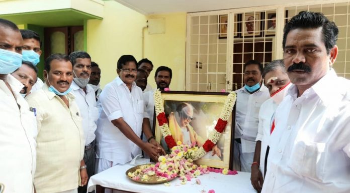 முன்னாள் முதல்வர் மு.கருணாநிதி நினைவு நாள், தஞ்சையில் திமுகவினர் மலர் தூவி மரியாதை