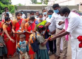 தஞ்சாவூரில் பள்ளி மாணவர்களுக்கு உற்சாக வரவேற்பு, ஆர்வத்துடன் பள்ளி மாணவர்கள் வருகை