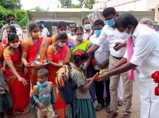 தஞ்சாவூரில் பள்ளி மாணவர்களுக்கு உற்சாக வரவேற்பு, ஆர்வத்துடன் பள்ளி மாணவர்கள் வருகை