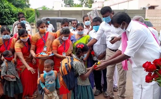 தஞ்சாவூரில் பள்ளி மாணவர்களுக்கு உற்சாக வரவேற்பு, ஆர்வத்துடன் பள்ளி மாணவர்கள் வருகை