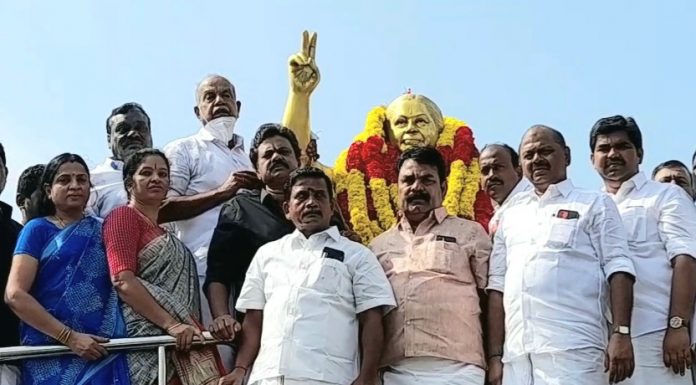 முன்னாள் முதல்வர் ஜெயலலிதா நினைவு நாள், அதிமுகவினர் மாலை அணிவித்து மரியாதை