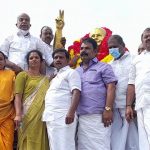 முன்னாள் முதல்வர் ஜெயலலிதா பிறந்தநாள் விழா, தஞ்சாவூரில் அதிமுகவினர் மாலை அணிவித்து மரியாதை