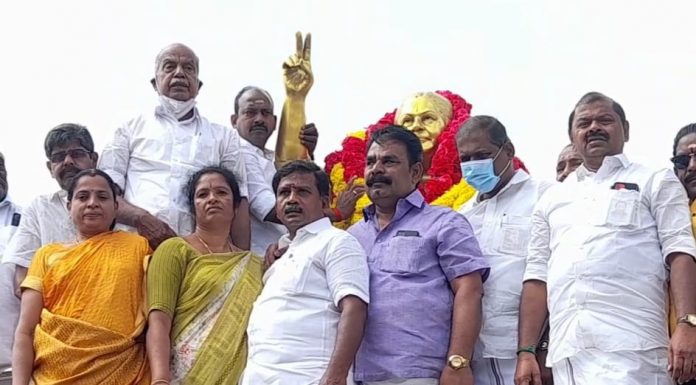 முன்னாள் முதல்வர் ஜெயலலிதா பிறந்தநாள் விழா, தஞ்சாவூரில் அதிமுகவினர் மாலை அணிவித்து மரியாதை