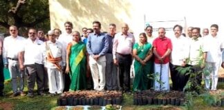 தஞ்சாவூரில் சமுதாய நாற்றங்கால் தோட்டத்தினை மாவட்ட ஆட்சியர் தினேஷ் பொன்ராஜ் ஆலிவர் விதைகள் நட்டு துவக்கி வைத்தார்