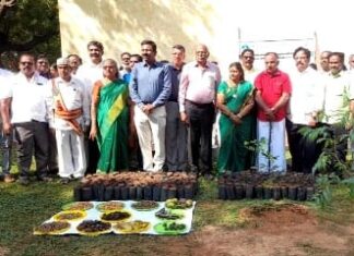 தஞ்சாவூரில் சமுதாய நாற்றங்கால் தோட்டத்தினை மாவட்ட ஆட்சியர் தினேஷ் பொன்ராஜ் ஆலிவர் விதைகள் நட்டு துவக்கி வைத்தார்