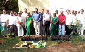 தஞ்சாவூரில் சமுதாய நாற்றங்கால் தோட்டத்தினை மாவட்ட ஆட்சியர் தினேஷ் பொன்ராஜ் ஆலிவர் விதைகள் நட்டு துவக்கி வைத்தார்