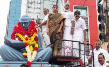 பேரறிஞர் அண்ணாவின் நினைவு நாளை முன்னிட்டு தஞ்சாவூரில் அண்ணாவின் உருவ சிலைக்கு அதிமுகவினர் மாலை அணிவித்து மரியாதை