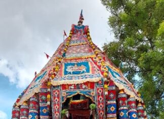 உலகப் பிரசித்திப் பெற்ற தஞ்சாவூர் பெரியகோவிலில் சித்திரை திருவிழா தேரோட்டம்,பக்தர்கள் தேரினை வடம்பிடித்து இழுத்து சுவாமி தரிசனம்