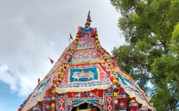 உலகப் பிரசித்திப் பெற்ற தஞ்சாவூர் பெரியகோவிலில் சித்திரை திருவிழா தேரோட்டம்,பக்தர்கள் தேரினை வடம்பிடித்து இழுத்து சுவாமி தரிசனம்