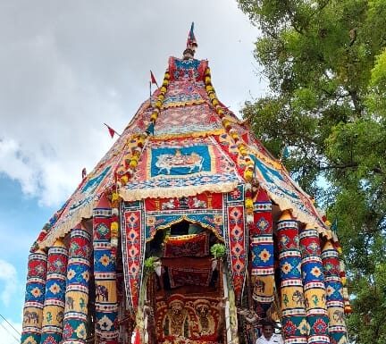 உலகப் பிரசித்திப் பெற்ற தஞ்சாவூர் பெரியகோவிலில் சித்திரை திருவிழா தேரோட்டம்,பக்தர்கள் தேரினை வடம்பிடித்து இழுத்து சுவாமி தரிசனம்