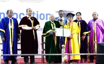 தஞ்சாவூர் பெரியார் மணியம்மை பல்கலைக் கழகத்தில் பட்டமளிப்பு விழா, தி.க தலைவர் கி.வீரமணி கலந்து கொண்டு மாணவ – மாணவிகளுக்கு பட்டங்களை வழங்கினார்.