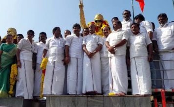 தஞ்சாவூரில் முன்னாள் முதல்வர் எம்ஜிஆர் 107 வது பிறந்த நாள் விழா, எம்ஜிஆர் உருவ சிலைக்கு மாலை அணிவித்து மரியாதை