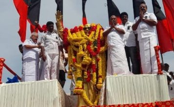 தஞ்சாவூரில் முன்னாள் முதல்வர் கருணாநிதி நினைவு நாள்,உருவச் சிலைக்கு மாலை அணிவித்து திமுகவினர் மரியாதை