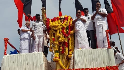 தஞ்சாவூரில் முன்னாள் முதல்வர் கருணாநிதி நினைவு நாள்,உருவச் சிலைக்கு மாலை அணிவித்து திமுகவினர் மரியாதை