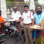 ஹெல்மெட் அணிந்து இரு சக்கர வாகனம் ஓட்டியவர்களுக்கு புத்தாடை, ஐஸ்கிரீம் வழங்கி நண்பர்கள் தின வாழ்த்துக்களை தெரிவித்து நூதன விழிப்புணர்வு