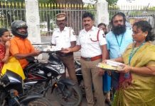 ஹெல்மெட் அணிந்து இரு சக்கர வாகனம் ஓட்டியவர்களுக்கு புத்தாடை, ஐஸ்கிரீம் வழங்கி நண்பர்கள் தின வாழ்த்துக்களை தெரிவித்து நூதன விழிப்புணர்வு