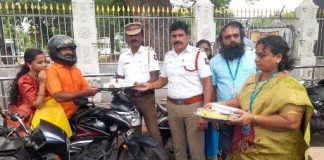 ஹெல்மெட் அணிந்து இரு சக்கர வாகனம் ஓட்டியவர்களுக்கு புத்தாடை, ஐஸ்கிரீம் வழங்கி நண்பர்கள் தின வாழ்த்துக்களை தெரிவித்து நூதன விழிப்புணர்வு